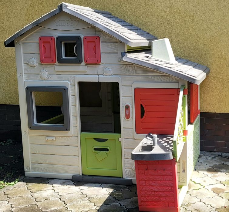Casuta Smoby cu bucătărie și masa picnic