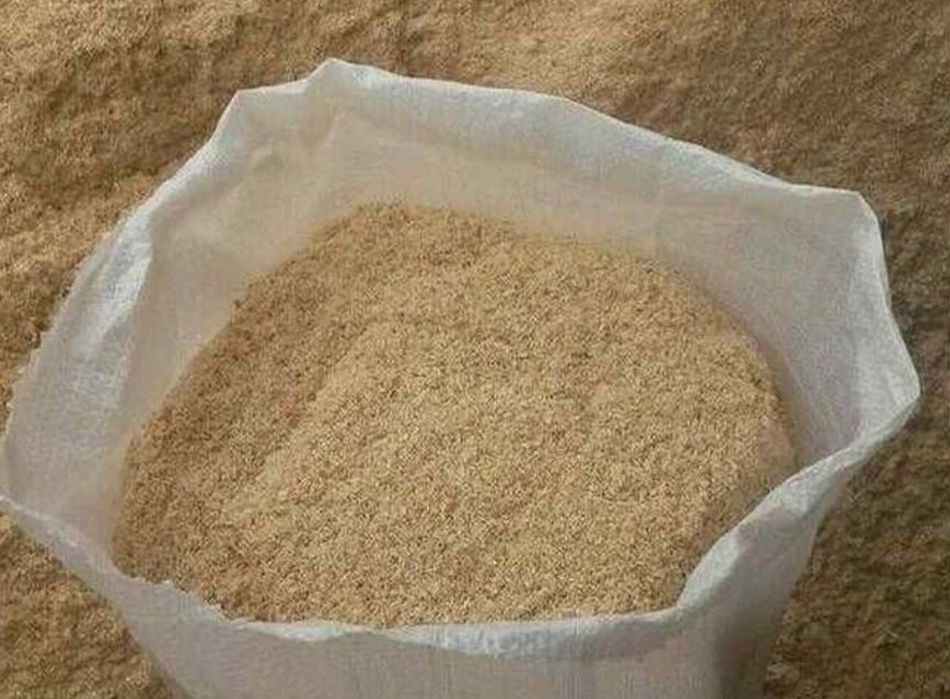 Опилки в мешках фасованные