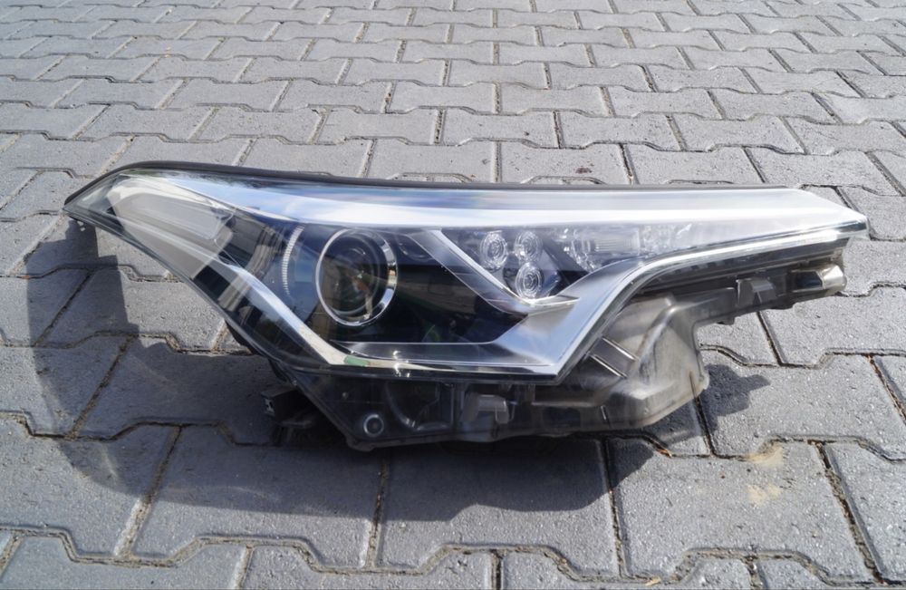 Десен фар Тойота ЦХР TOYOTA CHR  LED EUROPA 81110-F4031-00