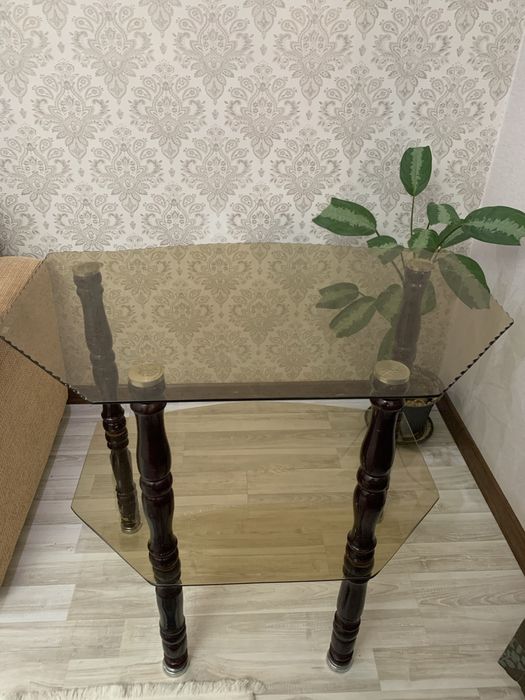 двухъярусный стеклянный столик