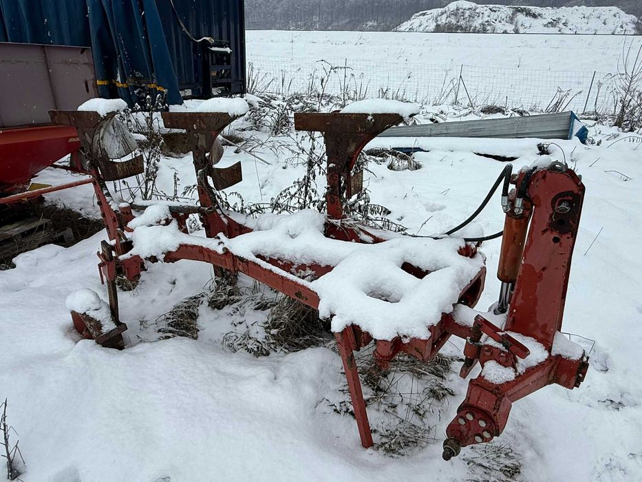 Plug reversibil cu 3 brazdare