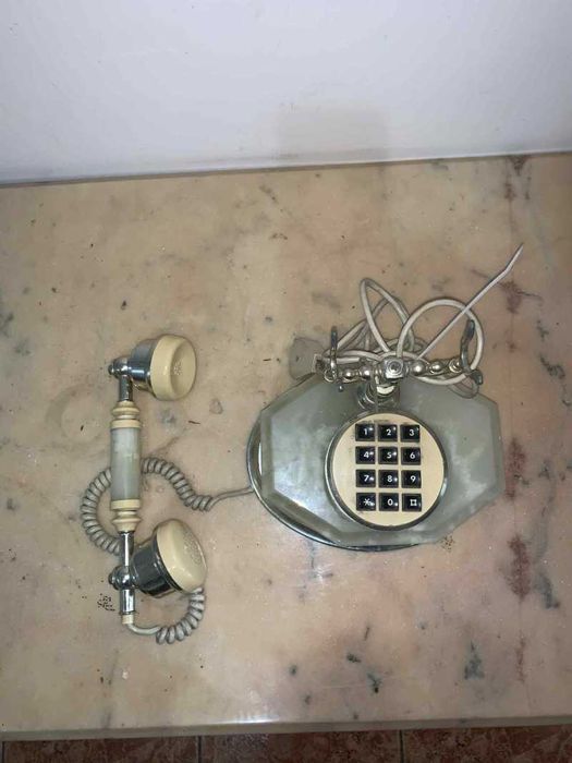 Telefon vintage cu butoane in stare de functionare