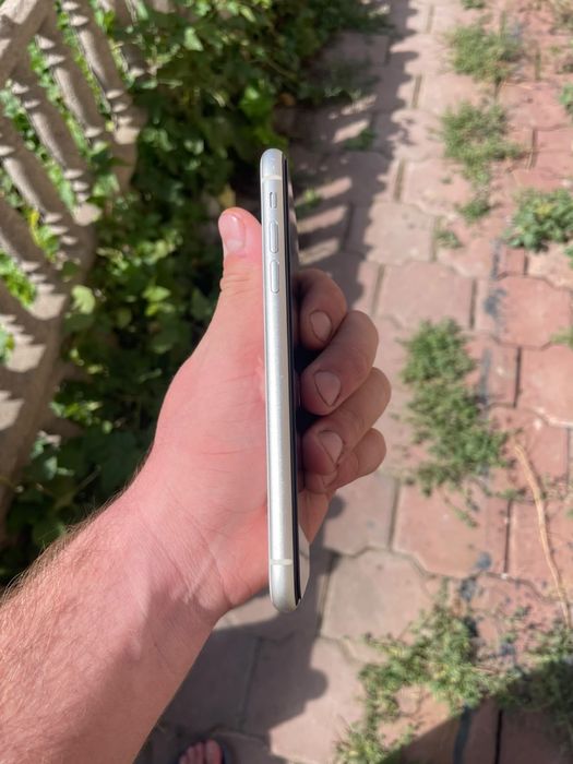 Продам iPhone 11 White