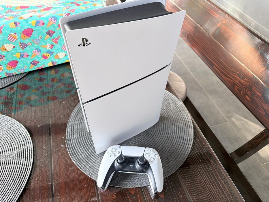 Vând PS5 Digital 825gb