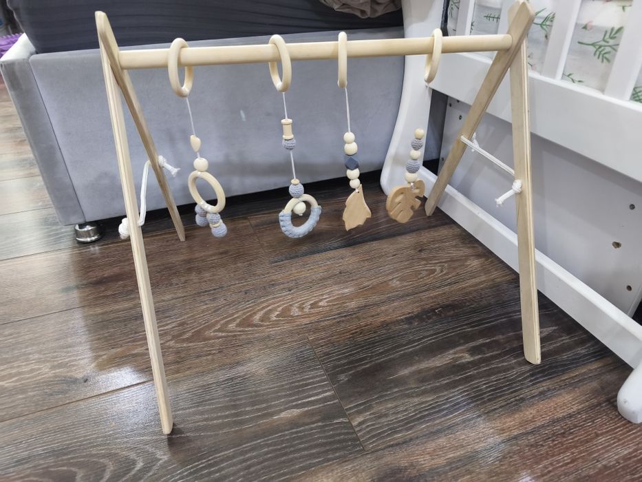 Деревянная стойка с игрушками