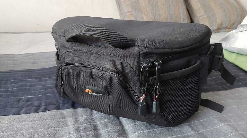 Borseta/geanta LOWEPRO pt camera foto si obiective