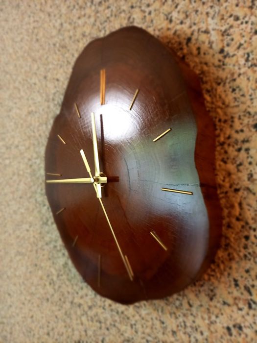 Стенен часовник от масивно дърво, ръчна изработка