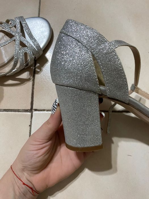 Сребристи сандали на ток Estrada