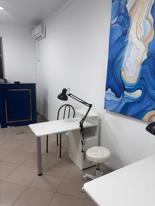 Маникюрный столик+стулья лампа