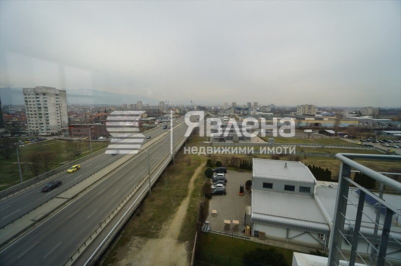 Офис в бизнес сграда