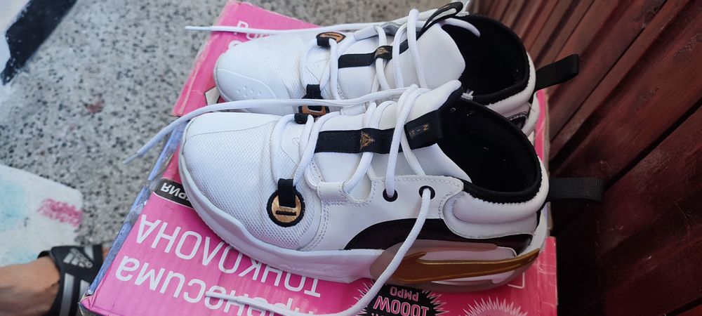 Маратонки. Nike .