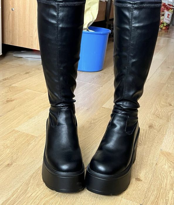 Vand o pereche de botine noi