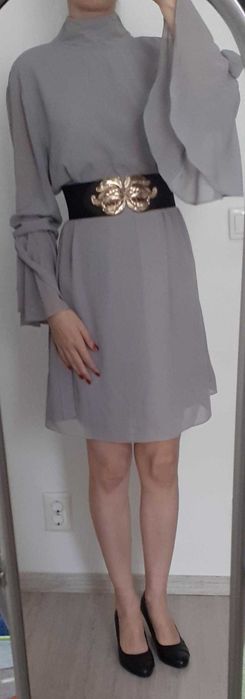 Rochie gri cu tente violet din voal cu mânecă lungă