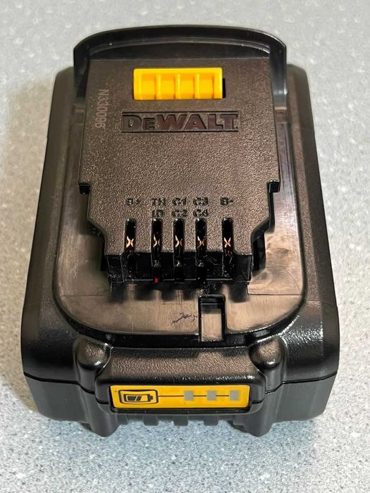 Аккумулятор 4Ah Dewalt Девольт DCB204
