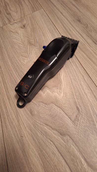 Mașina de tuns Rebel