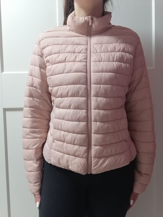 Дамско яке, размер М, подходящо за сезона. Цветът е пепел от рози.
Цен