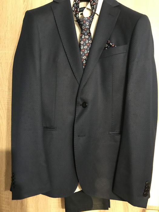 Мъжки костюм на марката Парушев и Теодор