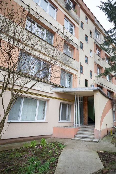 Inchiriez apartament doua camere decomandat zona centrala
