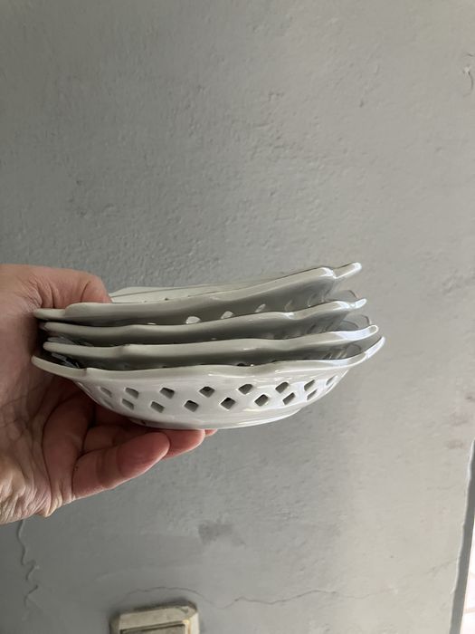 Тарелки для еды.