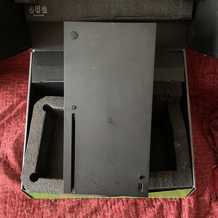 Продам Xbox Series X (1TB SSD).