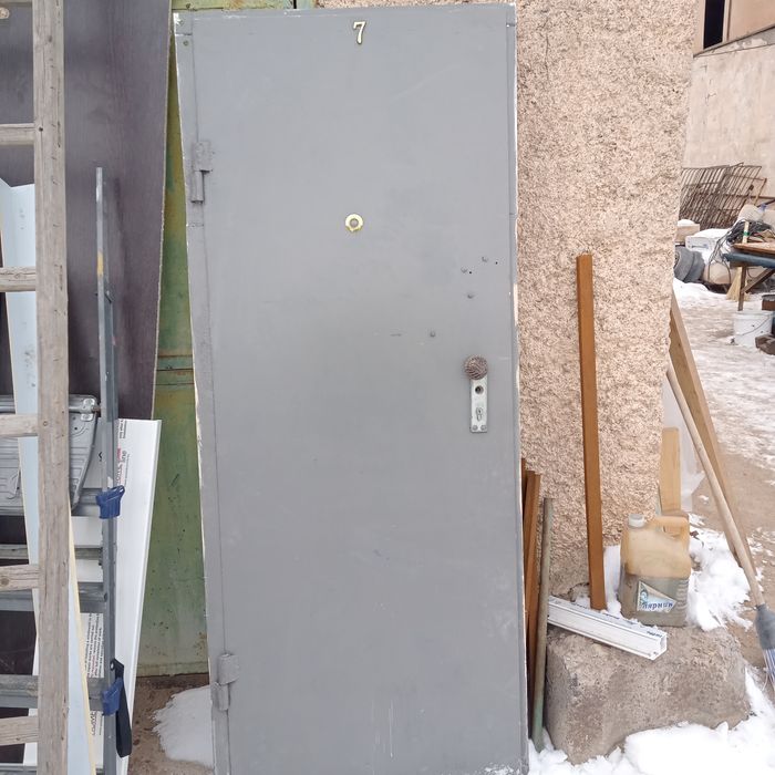 Металлическая дверь