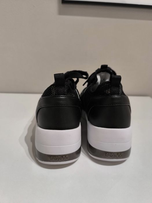 Спортни обувки Guess 37.Цена 80лв.