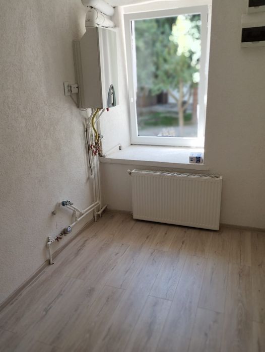 Vând apartament la casă