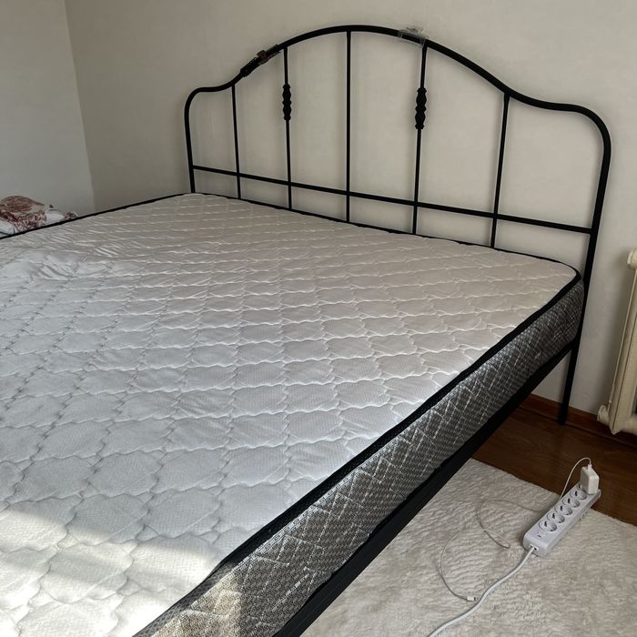 Кровать двуспальная с матрасом