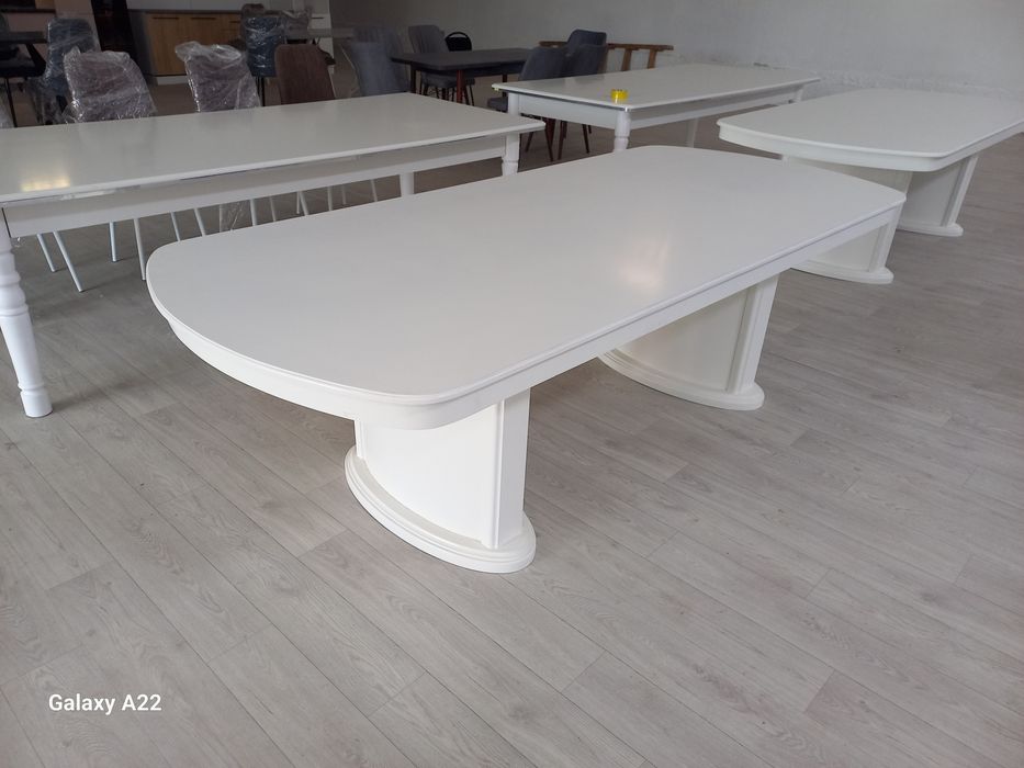 Қонақ бөлмеге столдар