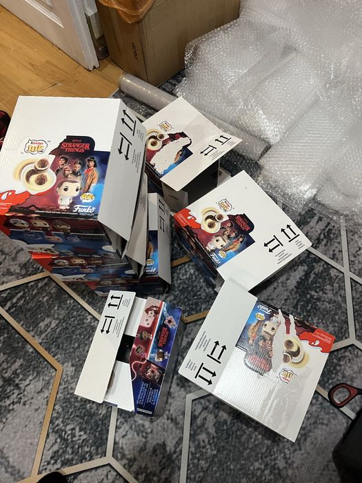 Пустые коробки от kinder joy stranger things. Очень странные дела