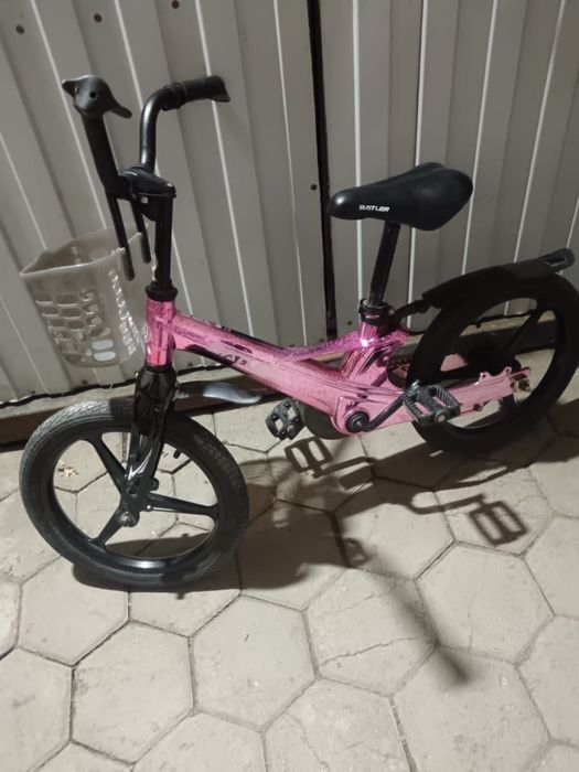 Детский велосипед с корзинокой