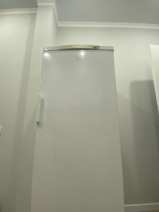 Продам морозильную камеру Indesit