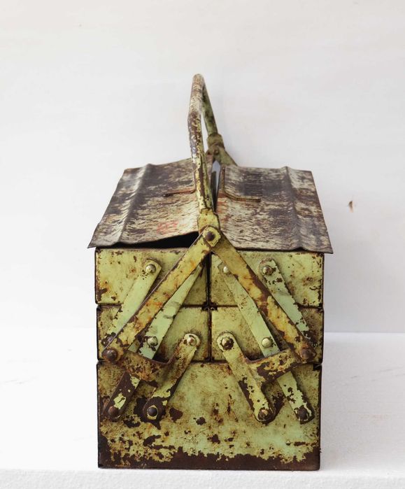 Lada veche de scule Brasov pentru masina, camion, tractor perioara RSR