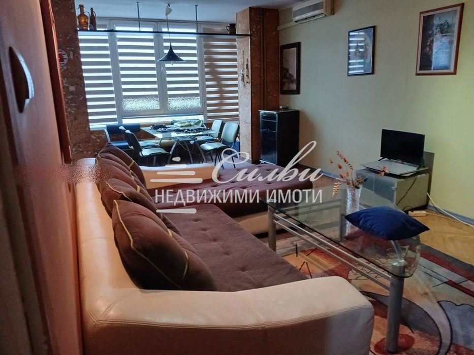 Дава се под наем Тристаен апартамент в Шумен, Център - 93 кв.м за 408 € - Снимка #1