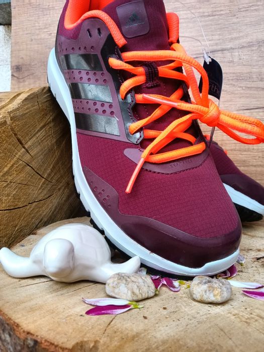 Насладете се на ежедневието и спорт с мъжки маратонки Sondico.