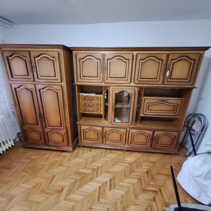 Vand mobila de sufragerie in stare foarte buna si  dulap cu doua usi.
