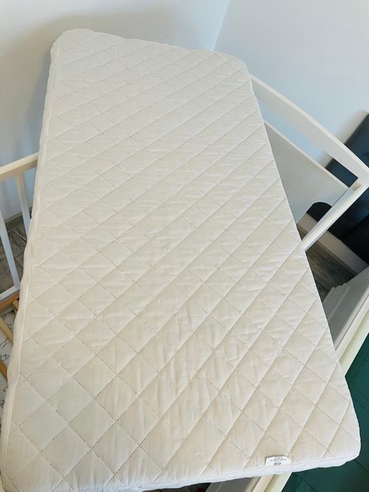 Vând pătuț alb din lemn, cu sertar de depozitare și saltea cocos 120x60 cm, în stare bună