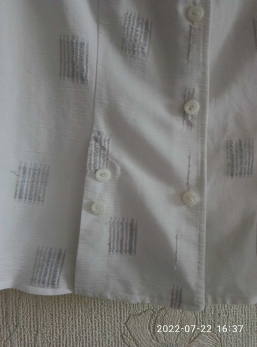 Блузку классическую продам