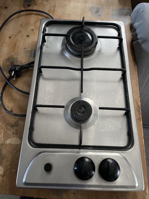 Plită pe gaz cu aprinzător electric