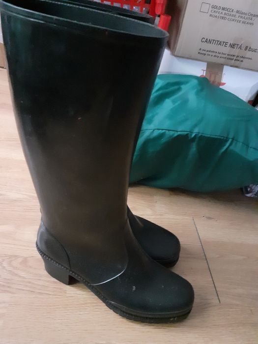 Vând Cizme dama noi.