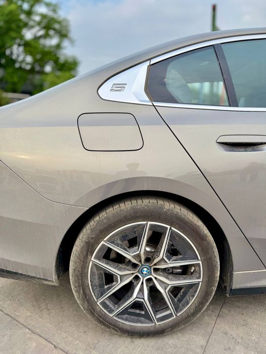 **Bmw i5 35L full 2025
2025/07
Yengi bez probeg
Tamojnida
Pirelli vses