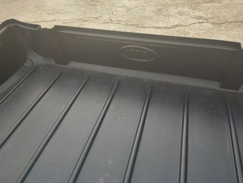 Стелка(кора) за багажник на Kia Sorento