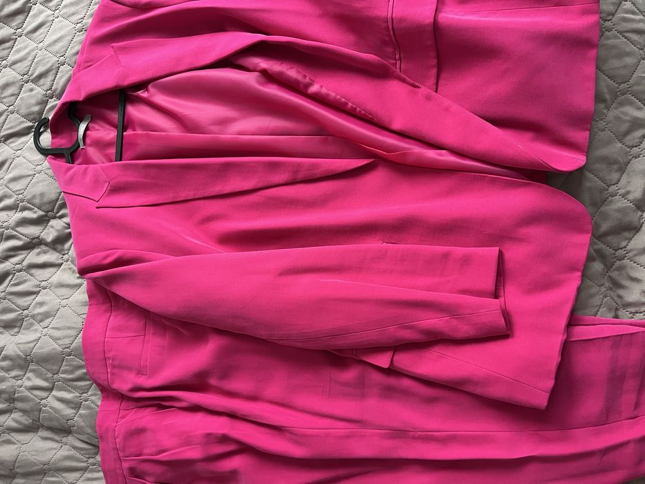 Стилен Костюм Jakes  . Обличан веднъж . Като нов.