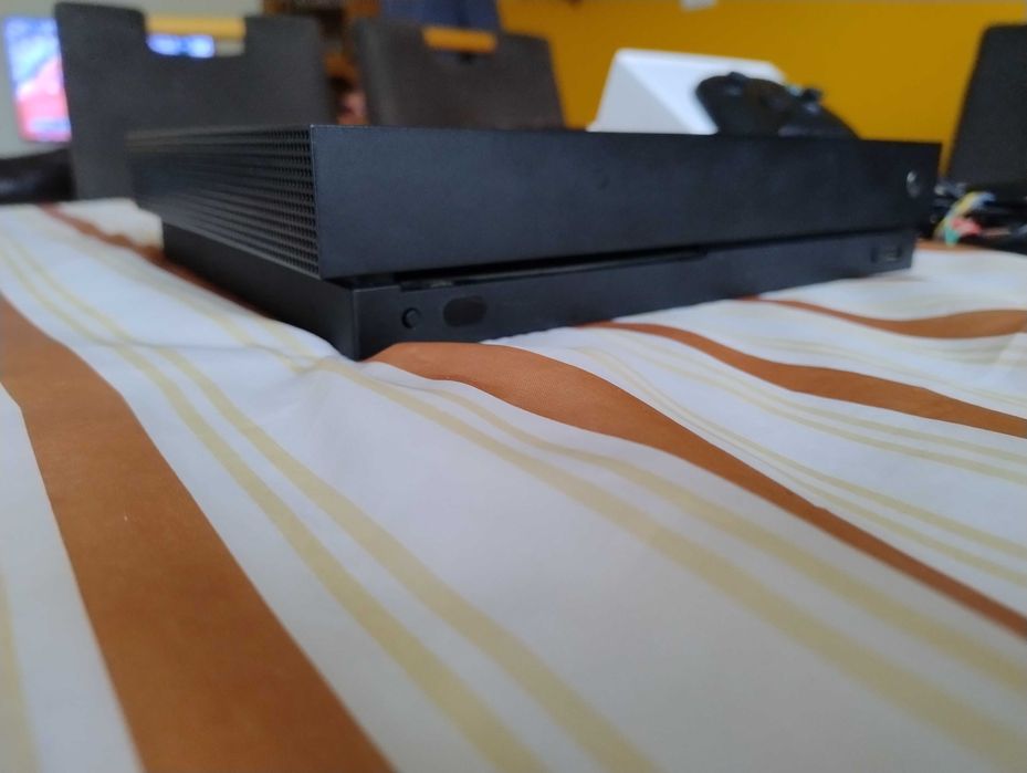 Vând consolă Xbox one X 1TB 4K