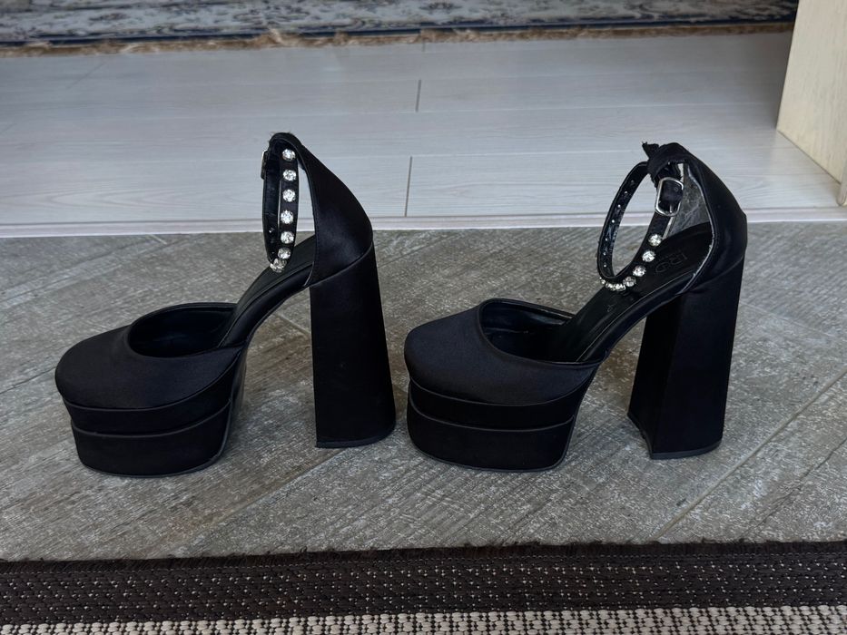Вечерние туфли  Versace на каблуке