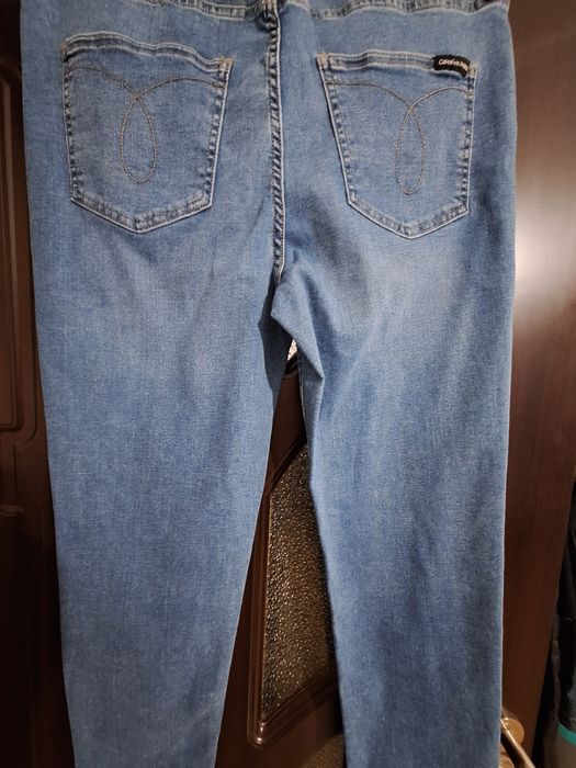 Blugi noi Calvin Klein pentru damă