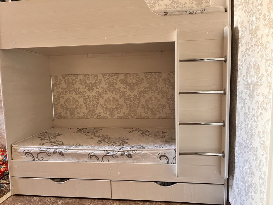 Двухъярусная кровать с матрасом