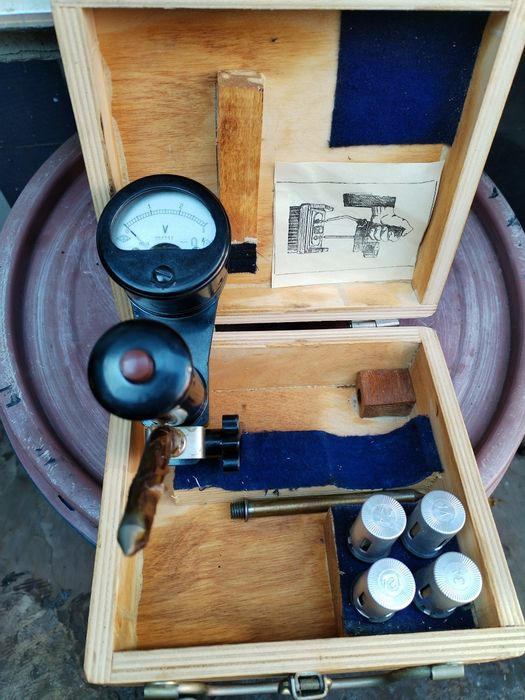 voltmetru cu mufă d încărcare și set greutăți mici de la 1 gram la 100