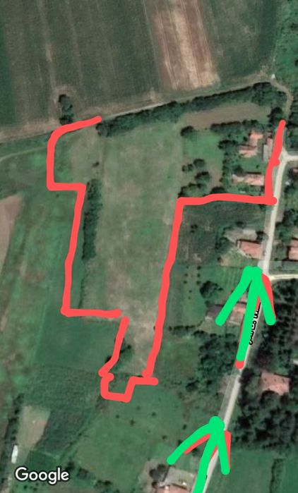 Къща с огромен двор и трактор