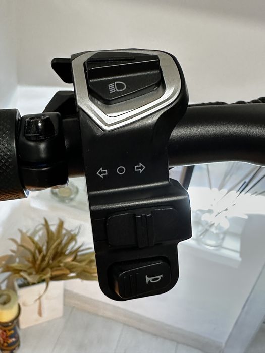 Trotinetă electrică SOLAR 2025